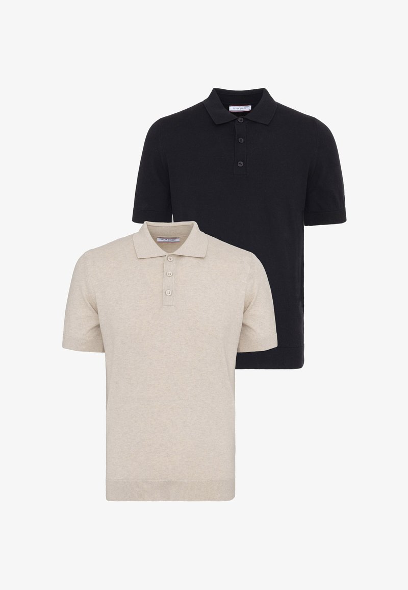 Deux polos à manches courtes, un beige clair et un noir, chacun avec une patte de boutonnage à trois boutons et des manches et un bas côtelés.