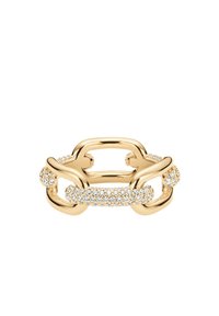 Ring i guldton med länkdesign och glittrande klara kristaller längs en sektion, slät polerad yta och rundade kanter.