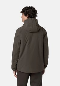 Giacca impermeabile marrone con cappuccio, texture liscia e design minimalista. Presenta un orlo leggermente curvo e polsini elasticizzati.