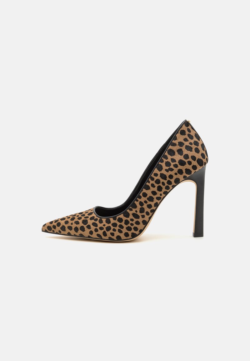 Escarpins à bout pointu avec imprimé léopard en brun et noir. Dotés d'une texture en daim et d'un talon noir élégant. Design à côté ouvert.