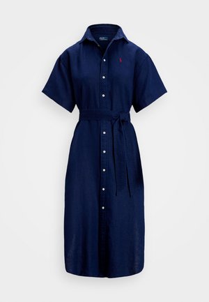 Rochie din in bleumarin cu mâneci scurte, închidere cu butoane și talie accentuată cu curea. Include un guler și un mic logo roșu pe piept.