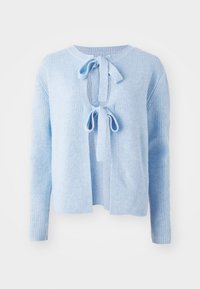 Cardigan en maille côtelée bleu clair avec encolure ronde, ouverture frontale avec fermeture à nouer, et manches longues. Texture douce et coupe décontractée.