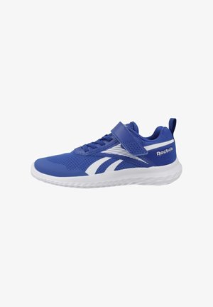 Zapatilla atlética azul de Reebok con suela blanca, franjas laterales blancas, tejido de malla, cordones y una tira de velcro.