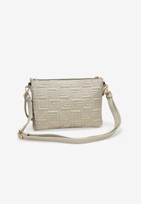 Clutch de cuero texturizado beige con un patrón geométrico, cierre de cremallera y una correa de hombro ajustable con acentos de hardware en tono dorado.