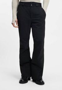 Czarne, wodoodporne spodnie o prostym kroju, z zamkiem błyskawicznym, szlufkami na pasek i kieszeniami. Gładka faktura z minimalistycznymi detalami.