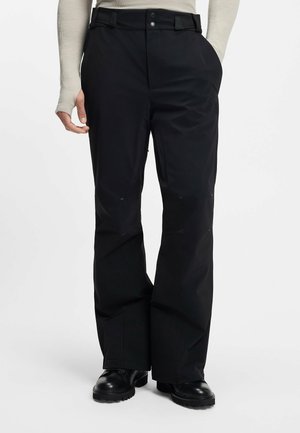 Czarne, wodoodporne spodnie o prostym kroju, z zamkiem błyskawicznym, szlufkami na pasek i kieszeniami. Gładka faktura z minimalistycznymi detalami.