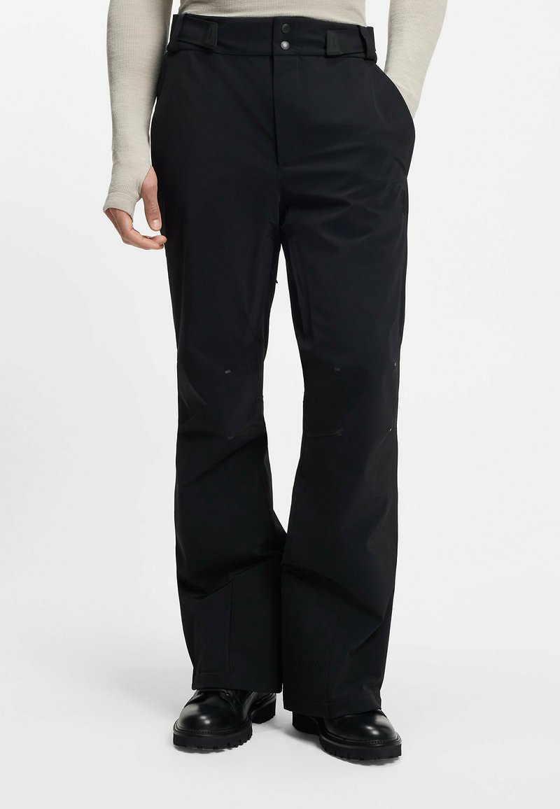 Czarne, wodoodporne spodnie o prostym kroju, z zamkiem błyskawicznym, szlufkami na pasek i kieszeniami. Gładka faktura z minimalistycznymi detalami.