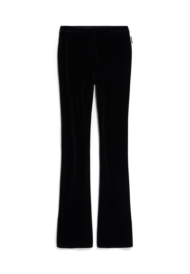 Pantaloni svasati in velluto nero con una texture liscia, dotati di una vita piana e senza hardware o dettagli visibili.