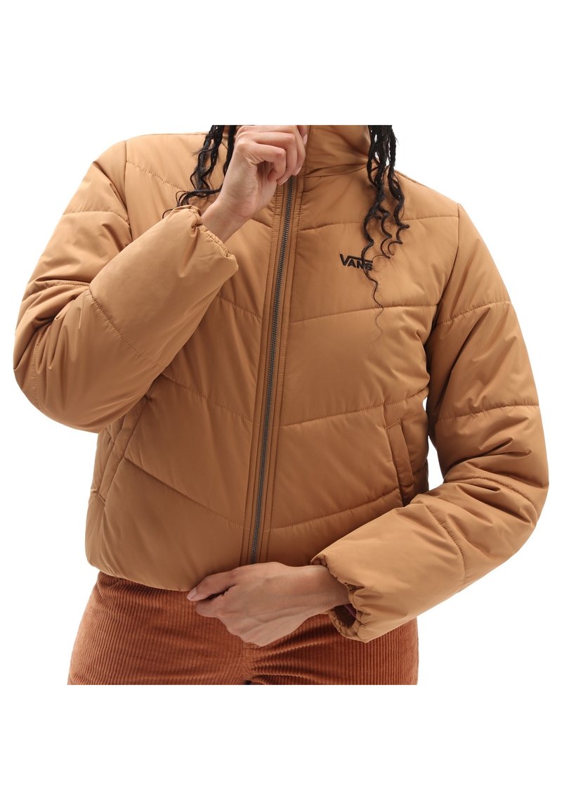 Chaqueta acolchada marrón con diseño de rombos, cuello alto, cierre con cremallera y logo de Vans en el pecho. Textura suave y lisa.