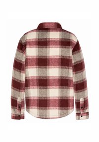Camisa de cuadros roja y beige hecha de franela. Presenta puños abotonados, un dobladillo recto y un diseño de cuello clásico en la parte posterior.