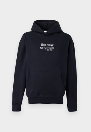 Kapuć sweatshirt u tamnoplavoj boji s prednjim džepom. Na grudima se nalazi bijeli izvezeni natpis "nova izvorna jazz klub".