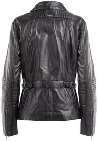 Schwarze Lederjacke mit einem taillierten Bund, gesteppten Akzenten an Schultern und Ärmeln sowie Reißverschlüssen an den Bündchen. Glatte Textur und passgenauer Schnitt.