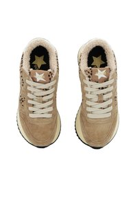 Sneakers in suede beige con suola nera texturizzata, caratterizzati da accenti in stampa leopardata, lacci bianchi e un logo a stella sulla linguetta.