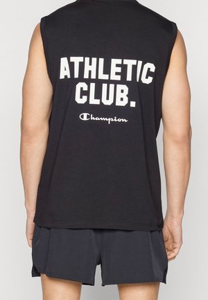 Débardeur de sport noir avec l'inscription "ATHLETIC CLUB." et le logo Champion au dos, porté par une personne en short noir.