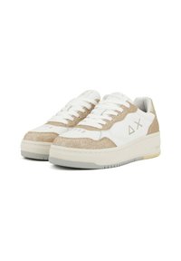 Sneaker bianche con accenti di glitter beige, materiali in pelle e sintetici, punta rotonda, suola piatta in gomma e chiusura con lacci.