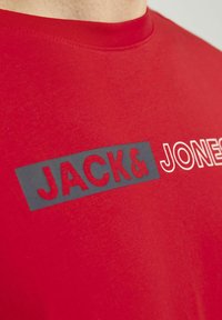Jack & Jones JJECORP LOGO TEE PLAY O NECK - Apdrukāts T-krekls - true red