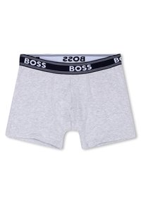 Γκρι μπόξερ σλιπ από μαλακό υλικό με μαύρη μέση που φέρει τη λέξη "BOSS" σε λευκό, οριζόντιες ρίγες και εφαρμοστή σχεδίαση.