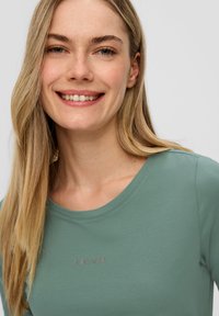 s.Oliver MIT SCHRIFT - T-Shirt basic - minze