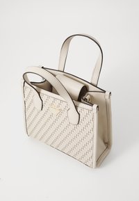 Beige geweven leren handtas met twee korte handvatten, een logo-detail in goudkleur en een gladde binnenzijde. Compact rechthoekige vorm.