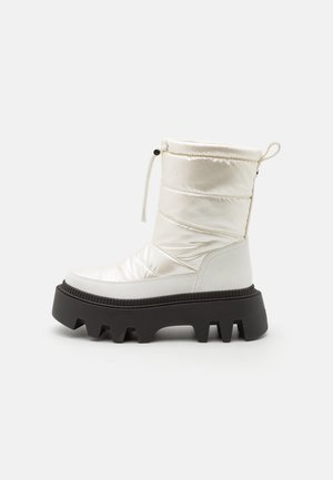 FLORA PUFFER BOOT - Enkellaarsjes met plateauzool - white