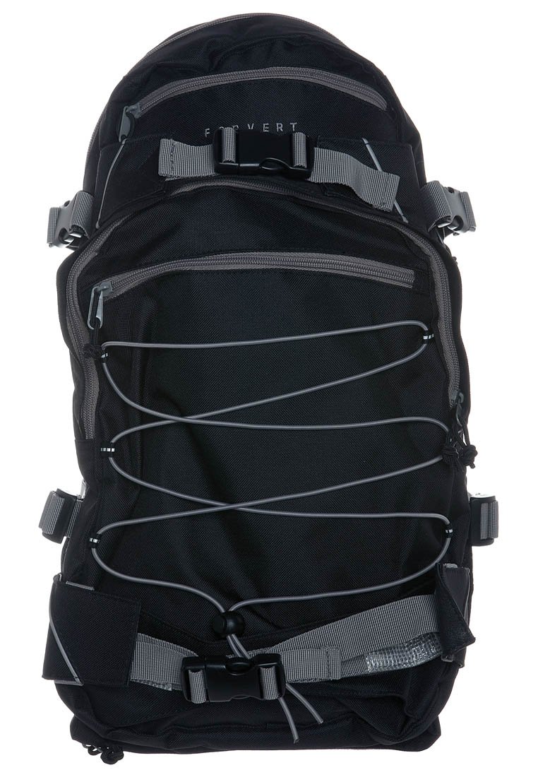 Crna ruksak izrađena od izdržljive tkanine s višestrukim sivim trakama, bungee užadima preko prednje strane i pretincima sa patentnim zatvaračem. Čvrsti kopče.