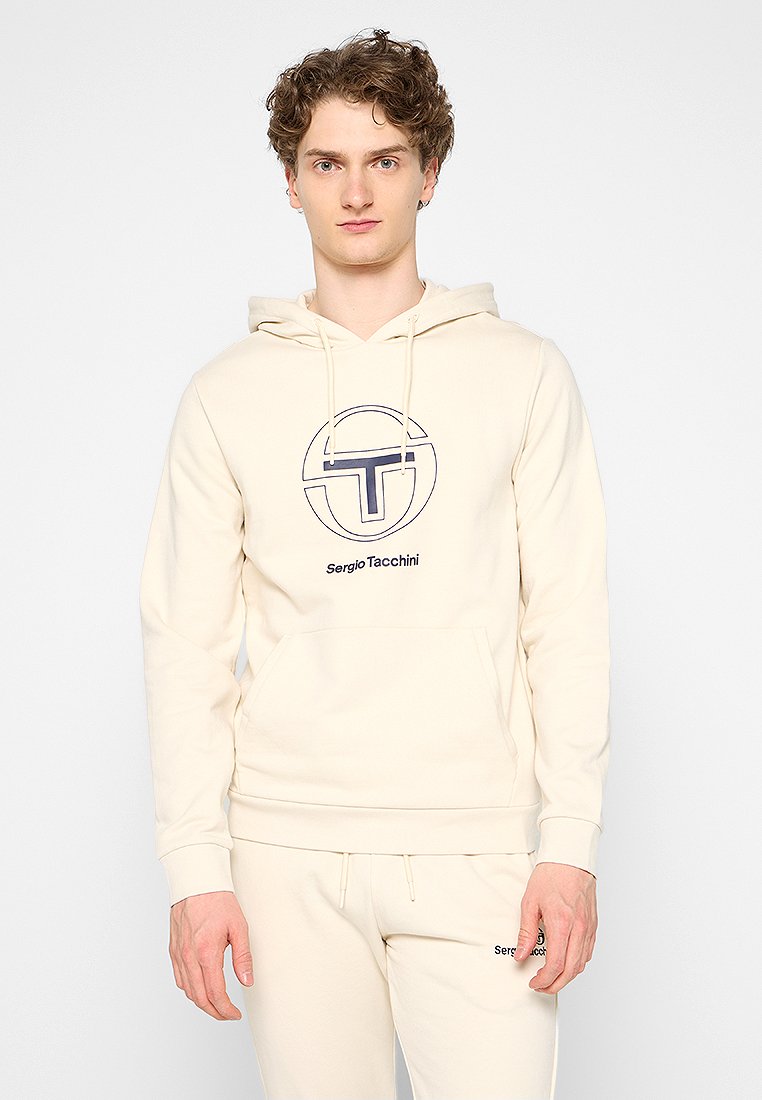 Hoodie crème avec un logo circulaire comportant un "T" et le texte "Sergio Tacchini". Tissu en coton doux, capuche avec cordon de serrage et poche kangourou.