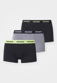 Boxer shorts neri e grigi con elastico in vita. Gli elastici neri presentano il logo bianco "HUGO", con un accento verde sull'elastico del paio grigio.