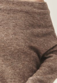 Brauner Strickpullover mit weichem Material, einem dezenten Melange-Muster und einem lockeren Ausschnitt für legere Outfits.