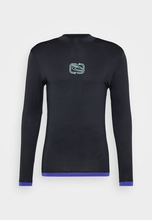 Langermet svart skjorte laget av elastisk stoff, med et lite mintlogo på brystet og lilla detaljer ved mansjettene og kanten.