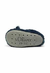 Pantofole blu navy con texture soffice. Suola grigia con punti di presa circolari e "s.Oliver 29-32" stampato. Design arrotondato per il massimo comfort.