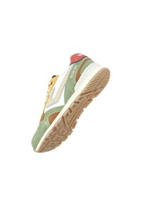 Baskets multicolores avec des accents en daim vert, jaune, rouge et marron. Présentent une tige en maille blanche, une semelle en caoutchouc épaisse et un branding stylisé.
