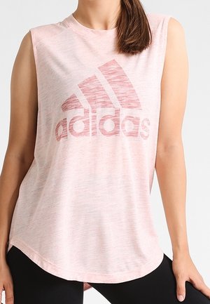 T-shirt de sport sans manches rose, fabriqué en tissu doux et texturé, avec un logo Adidas rouge bien visible sur la poitrine.
