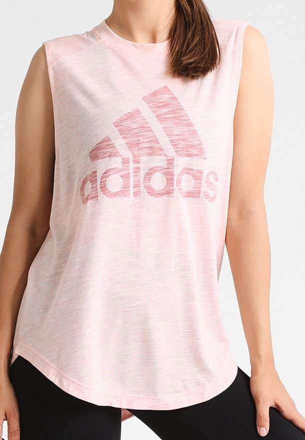 Rosa ärmelloses Sportshirt aus weichem, strukturiertem Stoff, mit einem auffälligen roten Adidas-Logo auf der Brust.