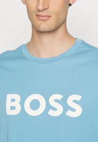 BOSS THINKING - Triko s potiskem - open blue