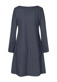 Jeanskleid mit langen Ärmeln, geradem Schnitt, dunkler Marinefarbe und vertikalen Nadelstreifen. Mit weitem Ausschnitt und leicht ausgestellt gesäumt.