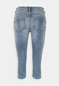 Jeans Capri in denim azzurro chiaro, con vita a media altezza, due tasche posteriori e una forma aderente con orlo sfrangiato.