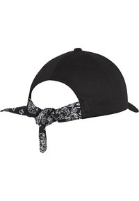 Șapcă neagră cu spate deschis, având o bandană cu model paisley alb-negru legată la gât. Materialul este neted și are un design curat.