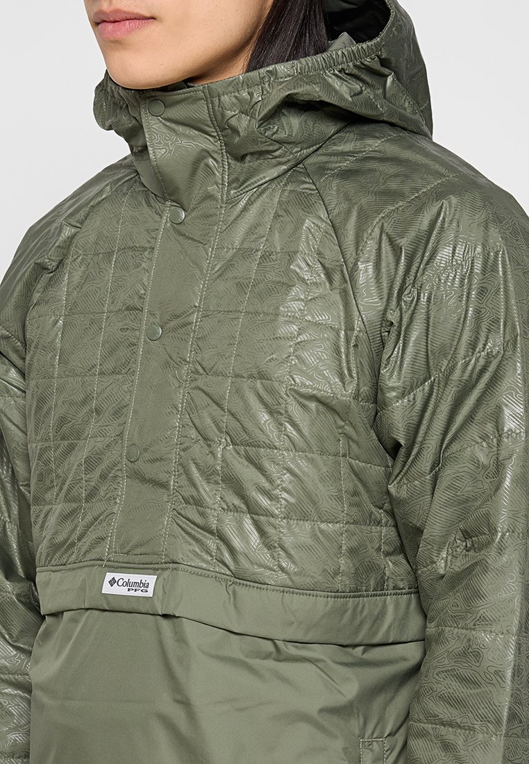 Olivengrüne isolierte Jacke mit oberer glänzender Steppung, verstellbarem Kapuze, Druckknöpfen und einem Logodetail an der unteren Vorderseite.