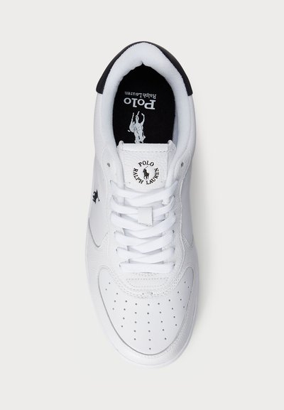 Hvit Polo Ralph Lauren sneakers med perforert tå, snøring og svarte logodetaljer, vist fra et topp- og nedoverperspektiv.