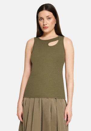 Top senza maniche verde oliva con scollo arrotondato e dettaglio a ritaglio. Il tessuto ha una trama a coste, design aderente e accenti minimali.