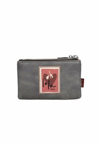 Billetera de cuero gris con cierre de cremallera, que presenta un diseño de corazón rosa y rojo en un parche rectangular. Textura suave y forma compacta.