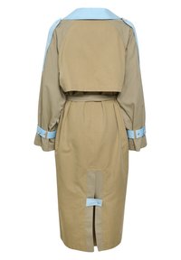 Beige trenchcoat med ljusblå krage, axelarrangemang och manschettband, med belagd midja och bakre ventil med knappdetalj.