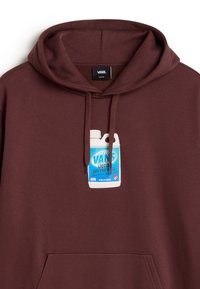 Maroon hoodie med framficka i kängurustil, med en grafik av en blå och vit Vans vätskecontainer. Mjuk bomullsmaterial.