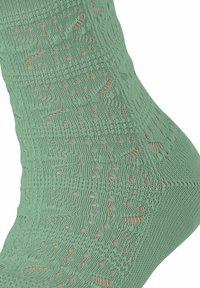 Knielange, mintgrüne Stricksocke mit strukturiertem Muster, das offene Maschenmuster, gerippte Bündchen und eine glatte Oberfläche umfasst.