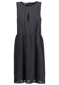 Černé bezrukávové šaty s vertikálními sklady, s výstřihem ve tvaru klíčové dírky a přiléhavým pasem, který přechází do jemně nabírané sukně.