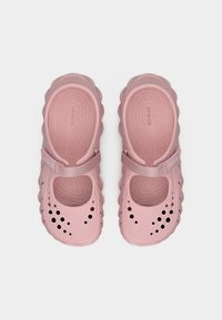 Ροζ λαστιχένια σανδάλια με λουράκι, στρογγυλεμένες άκρες, οπές αερισμού στο δάχτυλο και υφασμένα πέλματα. Ελαφρύ και ευέλικτο σχέδιο.