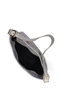 Borsa in suede grigia con una sola tracolla regolabile di un grigio chiaro. La cerniera aperta rivela un rivestimento interno nero. Accenti in metallo dorato.