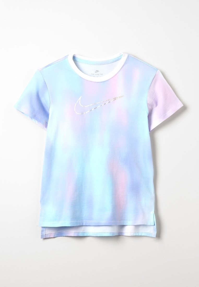 Camiseta de manga corta con un patrón de tie-dye en tonos pastel de azul, rosa y morado, con un logo plateado de Nike en la parte frontal.