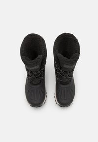 Botas de invierno negras e impermeables con un empeine texturizado, forro de felpa suave, cordones ajustables y suelas robustas para tracción. Sin marcas visibles.