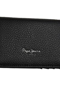 Billetera de cuero negro con un acabado texturizado, con el logo en relieve "Pepe Jeans London" en plata en la parte frontal. Diseño rectangular compacto.